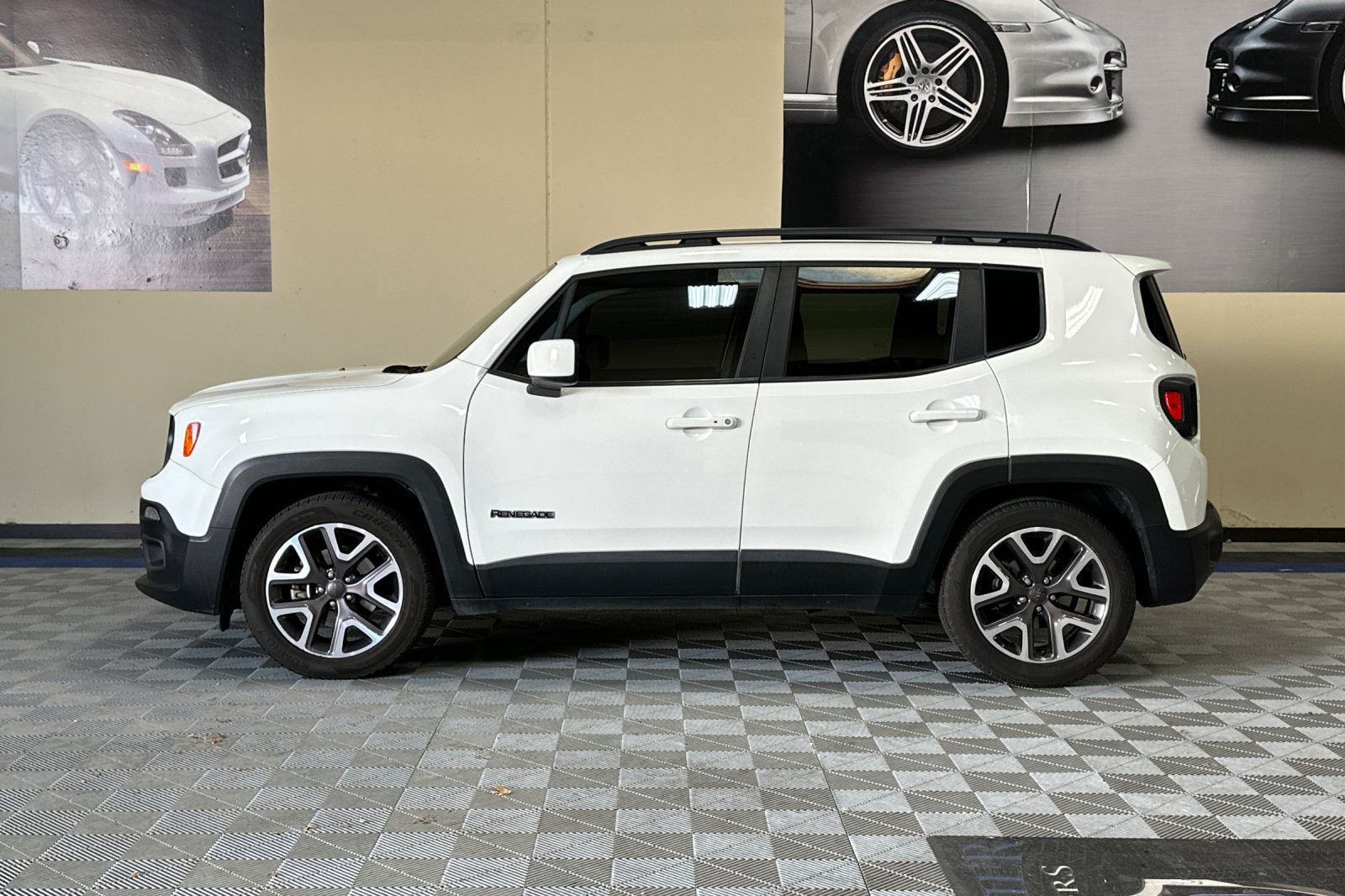 Used 2018 Jeep Renegade Latitude FWD image 7