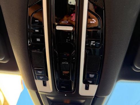 Used 2019 Porsche Cayenne w/ Premium Package image 22