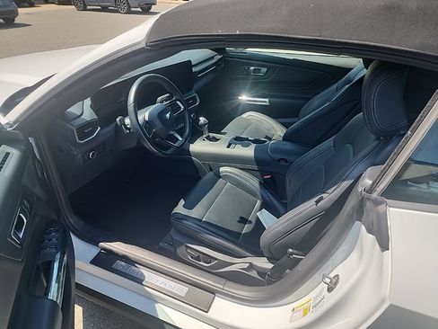 Used 2025 Ford Mustang Premium RWD image 10