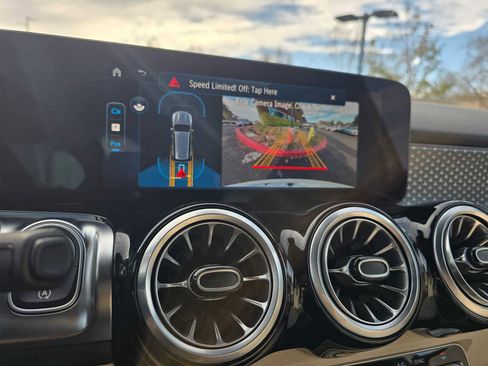 Used 2025 Mercedes-Benz GLB 250 image 29