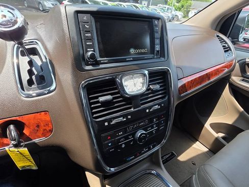 Used 2016 Chrysler Town & Country Touring-L FWD image 13