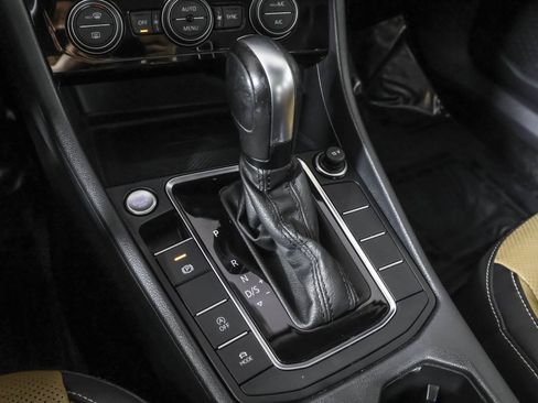 Used 2020 Volkswagen Jetta SEL Premium image 32