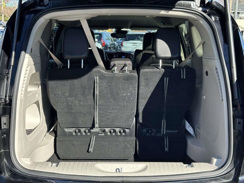 Used 2024 Chrysler Pacifica Touring-L image 14