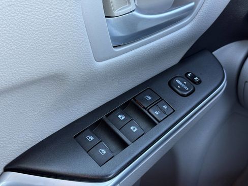 Used 2015 Toyota Camry LE image 19