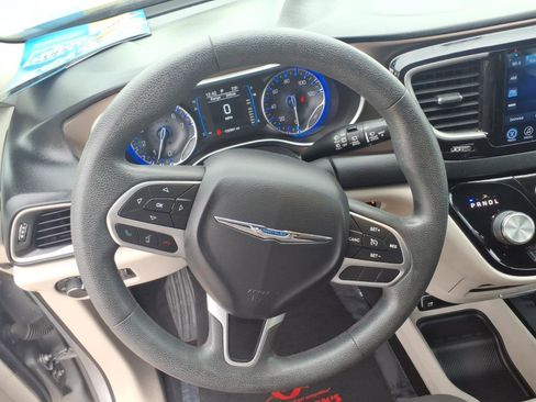 Used 2017 Chrysler Pacifica Touring w/ Tire & Wheel Group image 4