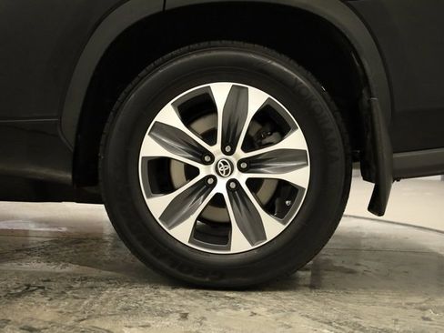 Certified 2023 Toyota Highlander XLE image 40