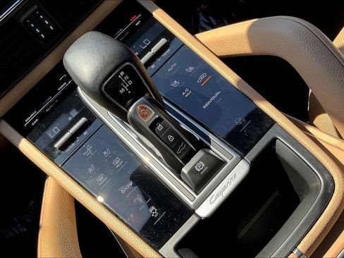 Used 2022 Porsche Cayenne AWD/4WD image 33