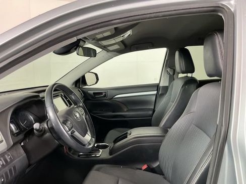 Used 2017 Toyota Highlander Plus AWD/4WD image 10