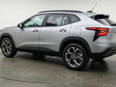 Used 2025 Chevrolet Trax LT FWD image 6