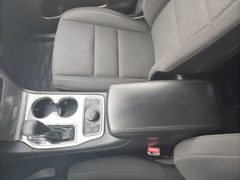 Used 2018 Jeep Grand Cherokee Laredo image 14