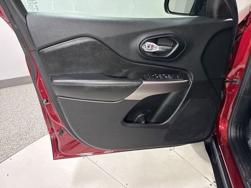 Used 2019 Jeep Cherokee Latitude w/ Popular Appearance Group image 8