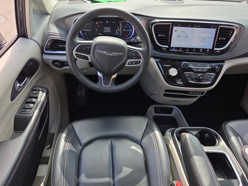 Used 2023 Chrysler Pacifica Touring-L FWD image 13