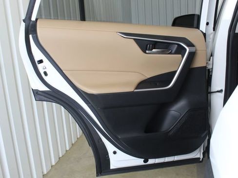 Used 2019 Toyota RAV4 XLE FWD image 17