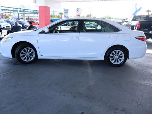 Used 2015 Toyota Camry LE image 10