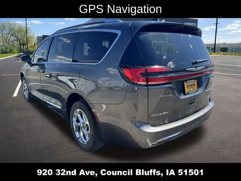 Used 2021 Chrysler Pacifica Limited AWD/4WD image 5