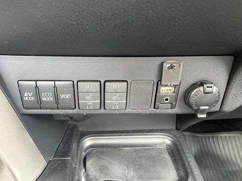 Used 2018 Toyota RAV4 Limited AWD/4WD image 16