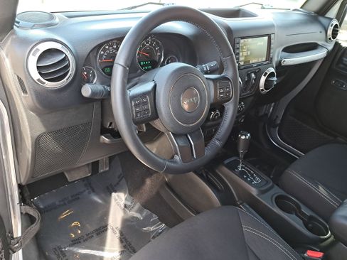 Used 2018 Jeep Wrangler Unlimited Sahara w/ Connectivity Group image 15