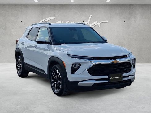 Used 2025 Chevrolet TrailBlazer LT FWD image 2