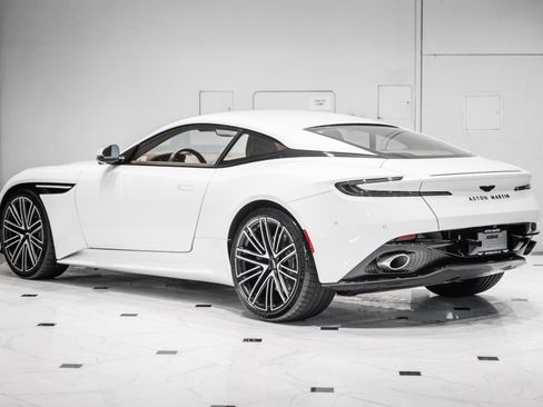 Used 2024 Aston Martin DB12 Coupe RWD image 2