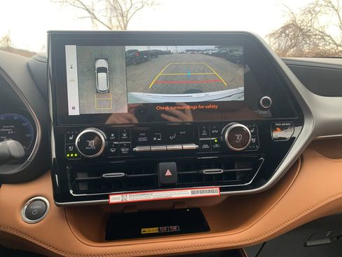 New 2026 Toyota Highlander Platinum image 24