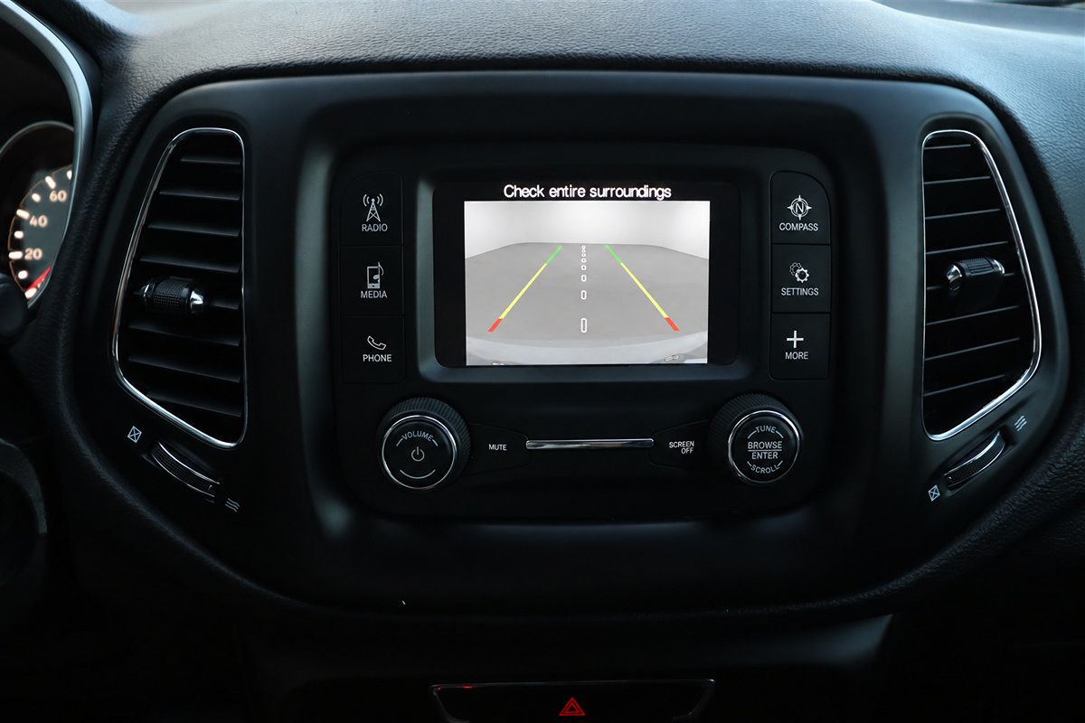 Used 2018 Jeep Compass Latitude FWD image 34