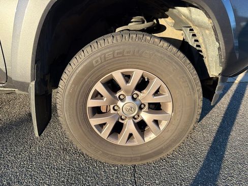 Used 2017 Toyota Tacoma SR5 w/ Tow Package AWD/4WD image 9