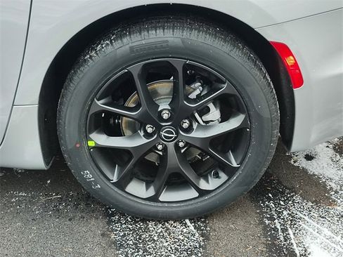 New 2026 Chrysler Pacifica Limited w/ Uconnect Theater Family Group image 35