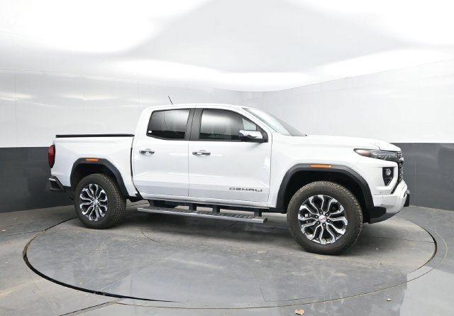 Used 2024 GMC Canyon Denali AWD/4WD image 3