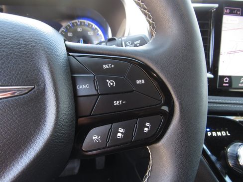Used 2025 Chrysler Pacifica Limited FWD image 27