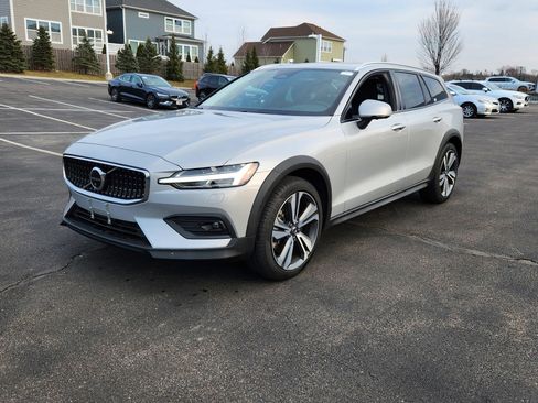 Used 2025 Volvo V60 B5 Cross Country Plus image 8