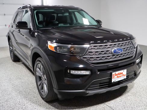 Used 2023 Ford Explorer XLT w/ Equipment Group 202A image 5