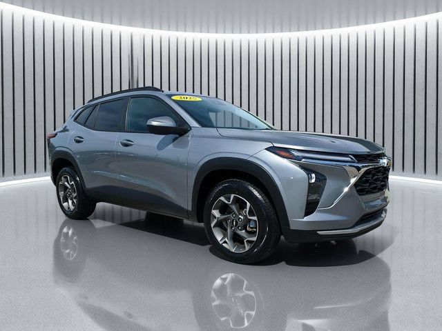 Used 2025 Chevrolet Trax LT FWD image 2