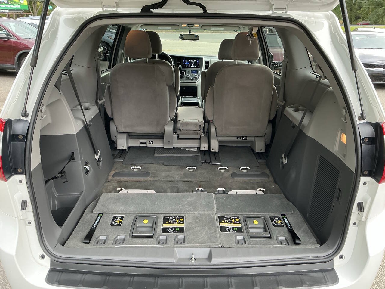 Used 2017 Toyota Sienna LE FWD image 28