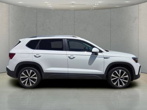 Used 2022 Volkswagen Taos SE FWD image 6