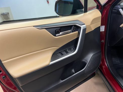Used 2021 Toyota RAV4 XLE Premium image 35