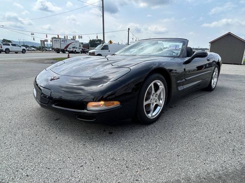 Used 2004 Chevrolet Corvette Convertible w/ Preferred Equipment Group RWD image 2