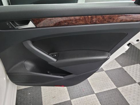 Used 2013 Volkswagen Passat 2.5 SEL Premium image 28
