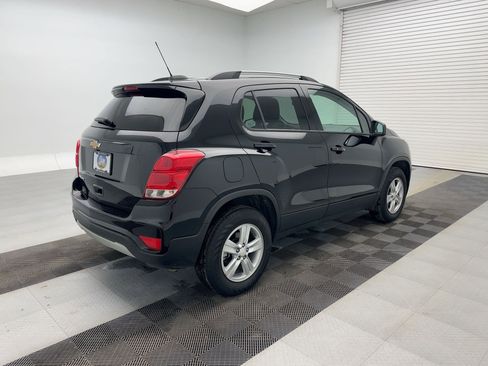 Used 2022 Chevrolet Trax LT w/ LT Convenience Package image 9