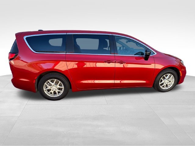 New 2026 Chrysler Pacifica Select FWD image 25