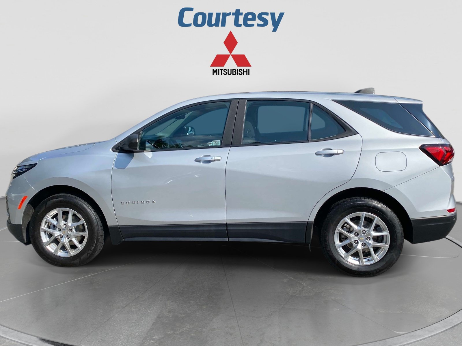 Used 2022 Chevrolet Equinox LS AWD/4WD image 2