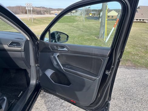 Used 2018 Volkswagen Tiguan SE image 34