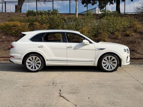 Used 2023 Bentley Bentayga image 5