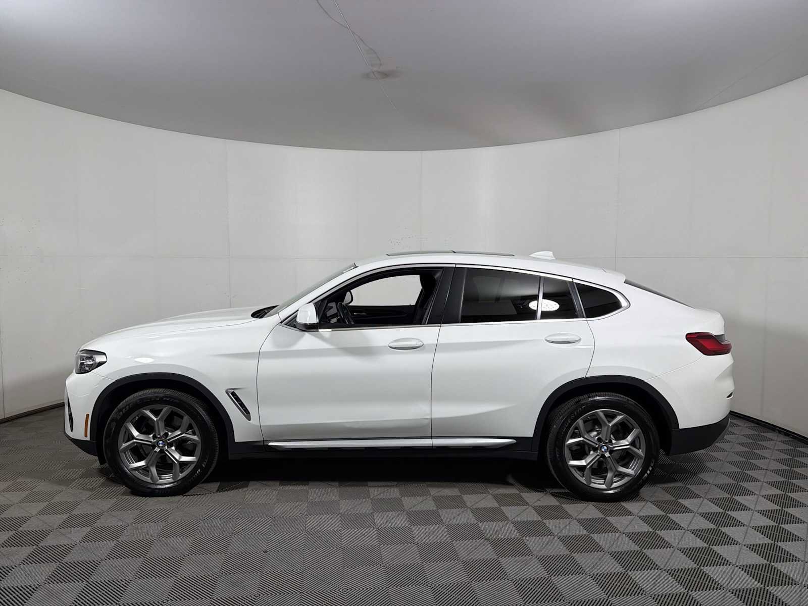 Used 2024 BMW X4 xDrive30i AWD/4WD image 4