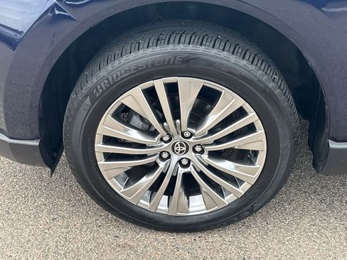 Used 2024 Toyota Venza XLE image 39