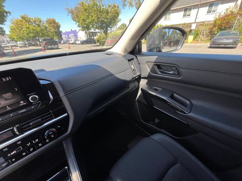 Used 2025 Nissan Pathfinder SV FWD image 36