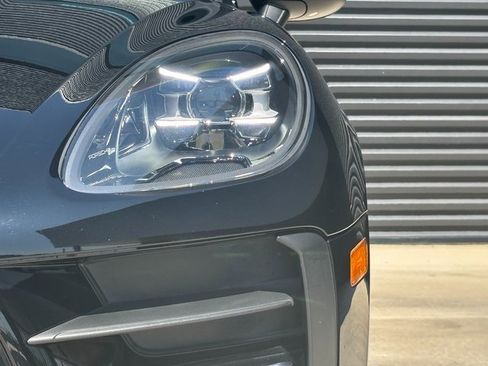 Certified 2021 Porsche Macan image 13