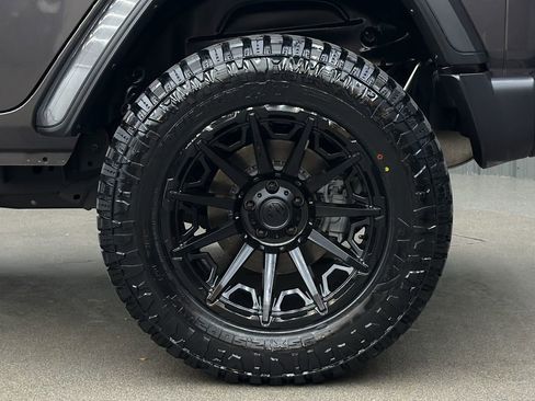 Used 2025 Jeep Wrangler Unlimited Sahara w/ Safety Group AWD/4WD image 12