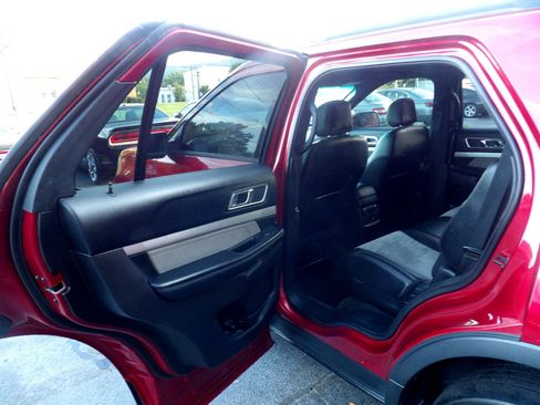 Used 2017 Ford Explorer XLT w/ Equipment Group 202A image 14