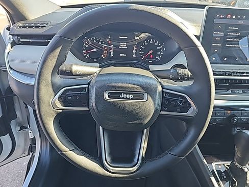 Used 2025 Jeep Compass Limited image 15