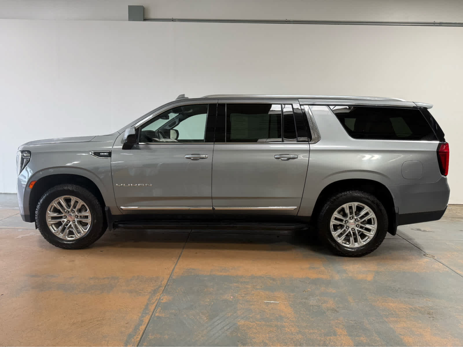 Used 2023 GMC Yukon XL SLT AWD/4WD image 2